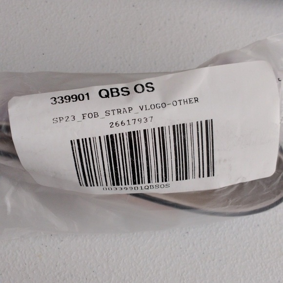 Victoria's secret V-logo wristlet strap key chain new in packaging - Picture 3 of 10